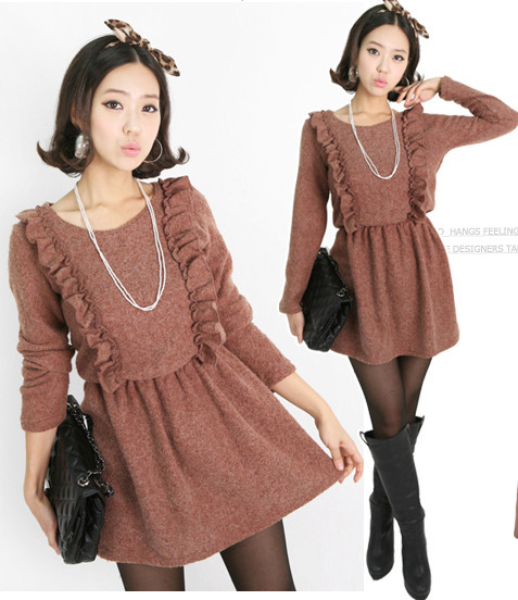 Một cô nàng búp bê đáng yêu với chiếc váy xòe có hai dải diêm dúa trang trí cùng chiếc bờm xinh xắn gài trên tóc nữa chứ. Một cô nàng búp bê đáng yêu với chiếc váy xòe có hai dải diêm dúa trang trí cùng chiếc bờm xinh xắn gài trên tóc nữa chứ.