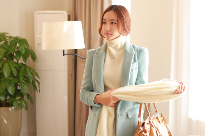 Màu xanh kết hợp hoàn hảo với áo và khăn trắng tạo cho bạn vẻ gợi cảm và sang trọng.