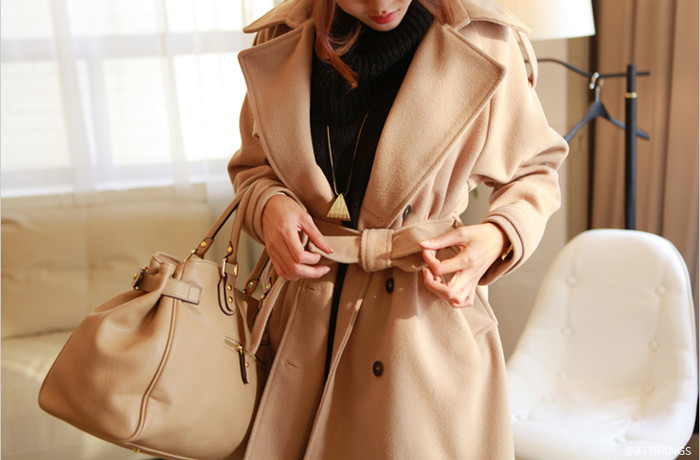 Mẫu áo khoác sang trọng, tinh tế dành cho bạn ngày đại hàn, thắt nơ khéo léo lệch về một bên tạo điểm nhấn cho trang phục của bạn, sẽ bắt mắt hơn với chiếc túi cùng tông màu.