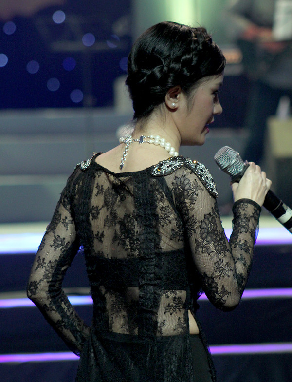 Nhìn từ phía sau, bộ áo ren nửa kín nửa hở của Hồng Nhung khiến trang phục áo dài mất đi nét thanh lịch, duyên dáng.(Nguồn: Ngoisao)