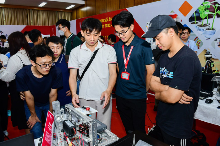Sinh viên Đại học Bách khoa Hà Nội tại Triển lãm Ngày hội sáng tạo khoa học 2023. Ảnh: Duy Thành Sinh viên Đại học Bách khoa Hà Nội tại Triển lãm Ngày hội sáng tạo khoa học 2023. Ảnh: Duy Thành