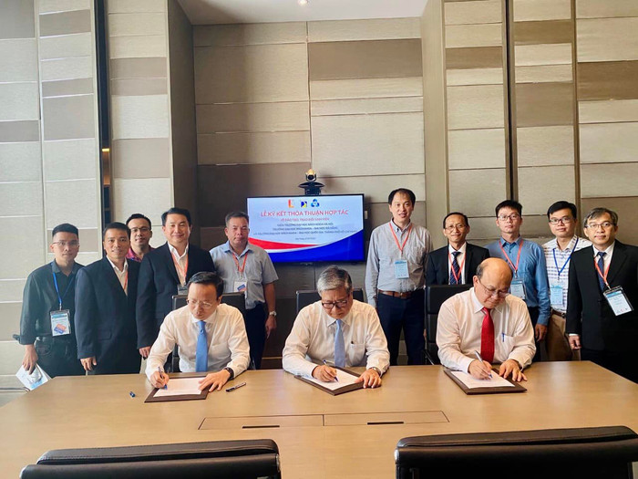 Ba trường đại học bách khoa cho phép sinh viên được trao đổi học tập, nghiên cứu trong khối ba trường (tối đa 15 tín chỉ). Tuy nhiên, đến nay sau hơn 1 năm ký kết, chưa có khóa học trao đổi sinh viên nào giữa 3 trường được tổ chức. Hình ảnh lãnh đạo 3 trường ký kết hợp tác trao đổi sinh viên, nguồn ảnh: HUST Ba trường đại học bách khoa cho phép sinh viên được trao đổi học tập, nghiên cứu trong khối ba trường (tối đa 15 tín chỉ). Tuy nhiên, đến nay sau hơn 1 năm ký kết, chưa có khóa học trao đổi sinh viên nào giữa 3 trường được tổ chức. Hình ảnh lãnh đạo 3 trường ký kết hợp tác trao đổi sinh viên, nguồn ảnh: HUST