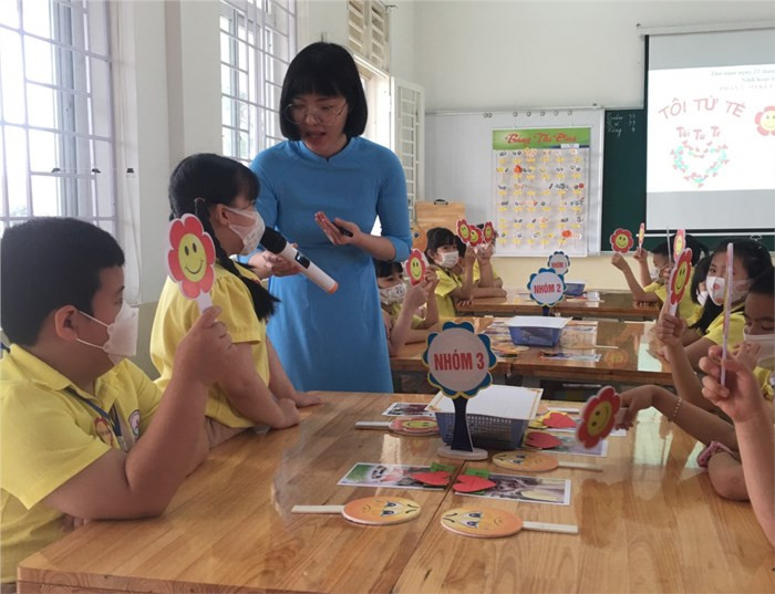 Hội thi Giáo viên chủ nhiệm giỏi bậc Tiểu học cấp tỉnh (Vĩnh Phúc) năm 2022. Ảnh: Sở Giáo dục và Đào tạo Vĩnh Phúc Hội thi Giáo viên chủ nhiệm giỏi bậc Tiểu học cấp tỉnh (Vĩnh Phúc) năm 2022. Ảnh: Sở Giáo dục và Đào tạo Vĩnh Phúc