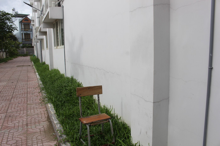 Tòa nhà này mới đi vào hoạt động được 1 năm nhưng các bức tường đã có dấu hiệt bị nứt. Ảnh: Nguyễn Hằng Tòa nhà này mới đi vào hoạt động được 1 năm nhưng các bức tường đã có dấu hiệt bị nứt. Ảnh: Nguyễn Hằng