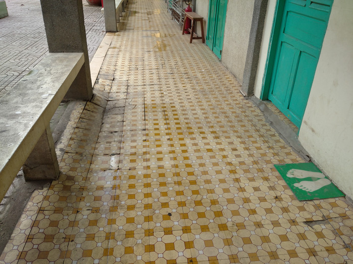 Độ cao của sân trường bằng với sàn các lớp học nên nước dễ tràn vào nhà khi trời mưa. Ảnh: Nguyễn Hằng Độ cao của sân trường bằng với sàn các lớp học nên nước dễ tràn vào nhà khi trời mưa. Ảnh: Nguyễn Hằng