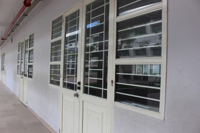 Phòng máy đã từng xảy ra tình trạng cháy nổ ổ điện gây ảnh hưởng đến việc dạy học của cô trò trong trường. Ảnh: Nguyễn Hằng Phòng máy đã từng xảy ra tình trạng cháy nổ ổ điện gây ảnh hưởng đến việc dạy học của cô trò trong trường. Ảnh: Nguyễn Hằng