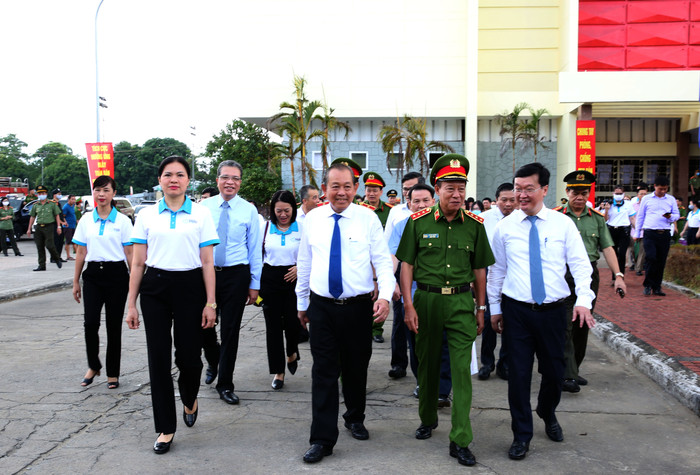 Các đại biểu đi bộ diễu hành hưởng ứng lễ mít tinh. Ảnh: VGP Các đại biểu đi bộ diễu hành hưởng ứng lễ mít tinh. Ảnh: VGP