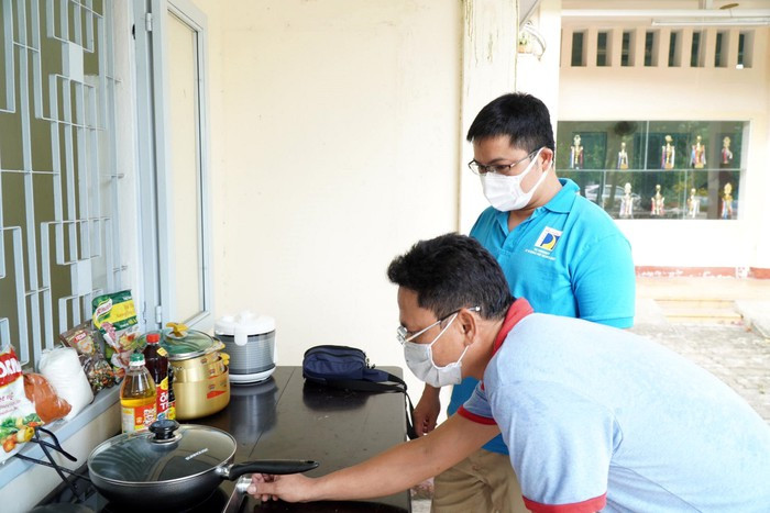 Thầy Hiệu trưởng "xuống bếp" lo bữa ăn cho sinh viên trong mùa dịch ảnh 1 Thầy Hiệu trưởng "xuống bếp" lo bữa ăn cho sinh viên trong mùa dịch ảnh 1