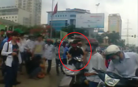 Một bảo kê thu tiền ở bến xe Mỹ Đình. Ảnh cắt từ clip.