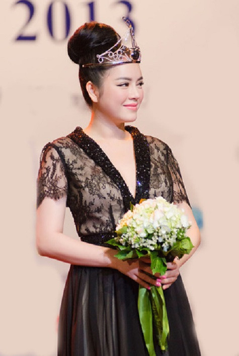 Chiếc đầm màu đen của Lý Nhã Kỳ mặc trước đó Chiếc đầm màu đen của Lý Nhã Kỳ mặc trước đó