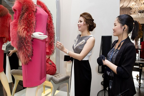Hiện tại, nữ đại gia Bùi Thị Hà cũng đang được chăm sóc bởi nhóm stylist của Lynk Boutique của Lý Nhã Kỳ. Hiện tại, nữ đại gia Bùi Thị Hà cũng đang được chăm sóc bởi nhóm stylist của Lynk Boutique của Lý Nhã Kỳ.