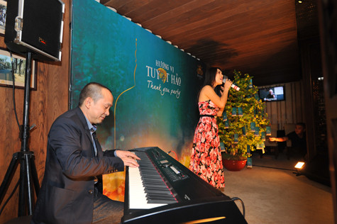 “Hôm nay không có mặt bạn trai của Hà My nhưng tôi cũng gửi lời cảm ơn đến việc cậu đã nộp hồ sơ đăng ký cho Hà My và gửi đến cậu một món quà mang hương vị tuyệt hảo để chia sẻ cùng nhau. Riêng đối với Hà My, tôi sẽ dành tặng đến em những tác phẩm âm nhạc”., Quốc Trung chia sẻ