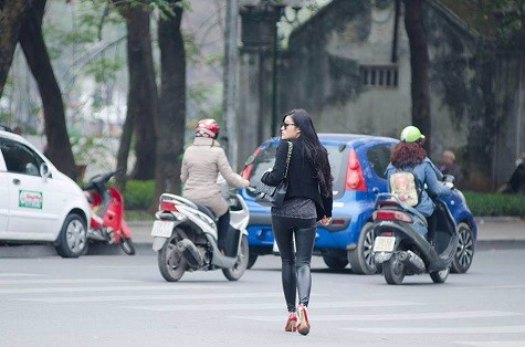 Hoàng Thu bị bắt gặp lên Sở lập biên bản Hoàng Thu bị bắt gặp lên Sở lập biên bản