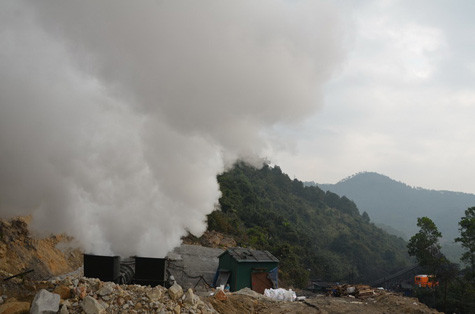 Ống khói vẫn ở cửa hầm lò, nơi xảy ra vụ cháy. Ảnh Tuổi trẻ