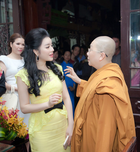 Tuy hiếm khi dẫn chương trình, nhưng Lý Nhã Kỳ đã chứng tỏ khả năng hoạt ngôn của mình. Tuy hiếm khi dẫn chương trình, nhưng Lý Nhã Kỳ đã chứng tỏ khả năng hoạt ngôn của mình.