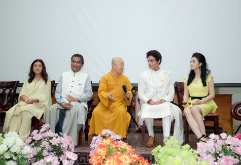 Cùng Lý Nhã Kỳ còn có những người bạn của cô: Công chúa Thái Lan Mom Luang Rajadarasri, nhà sản xuất Navin Goonaratne, diễn viên Gagan Malik vào vai Đức Phật. Lý Nhã Kỳ bất ngờ đảm nhận vai trò MC cùng thầy Thích Nhật Từ, Phó Viện trưởng Học viện Phật giáo Việt Nam tại TP.HCM Cùng Lý Nhã Kỳ còn có những người bạn của cô: Công chúa Thái Lan Mom Luang Rajadarasri, nhà sản xuất Navin Goonaratne, diễn viên Gagan Malik vào vai Đức Phật. Lý Nhã Kỳ bất ngờ đảm nhận vai trò MC cùng thầy Thích Nhật Từ, Phó Viện trưởng Học viện Phật giáo Việt Nam tại TP.HCM