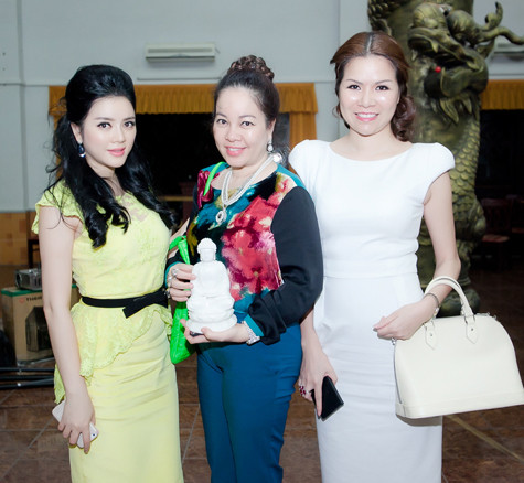 Lý Nhã Kỳ cùng hai nữ doanh nhân Diễm Hằng và Bùi Thị Hà (Hana Bùi) Lý Nhã Kỳ cùng hai nữ doanh nhân Diễm Hằng và Bùi Thị Hà (Hana Bùi)