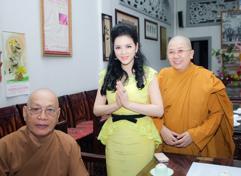 Sức hút từ Công Chúa Thái Lan, đoàn phim và Lý Nhã Kỳ đã khiến buổi giao lưu kéo dài tới hơn 11h đêm chưa muốn… dừng. Đại diện của đoàn làm phim đã vô cùng cảm động khi thấy khán giả Việt Nam hào hứng, đón chờ bộ phim này như vậy. Sức hút từ Công Chúa Thái Lan, đoàn phim và Lý Nhã Kỳ đã khiến buổi giao lưu kéo dài tới hơn 11h đêm chưa muốn… dừng. Đại diện của đoàn làm phim đã vô cùng cảm động khi thấy khán giả Việt Nam hào hứng, đón chờ bộ phim này như vậy.