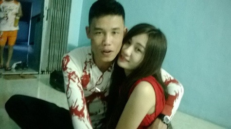 Hiệp "gà" tình cảm khi ôm chặt lấy cô gái.