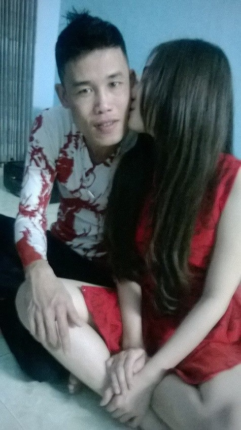 Cô gái không ngần ngại hôn lên má nam diễn viên