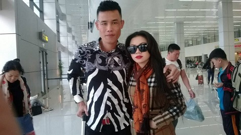 Hiệp "gà" và người con gái mà anh khẳng định là bạn gái mới tại sân bay