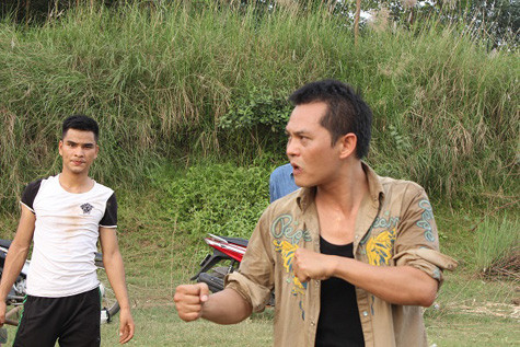 Một chiếc bình cổ được đào lên, và cũng từ đó tình bạn của hai người bỗng mặn nhạt theo từng tình huống bi hài của câu chuyện Một chiếc bình cổ được đào lên, và cũng từ đó tình bạn của hai người bỗng mặn nhạt theo từng tình huống bi hài của câu chuyện