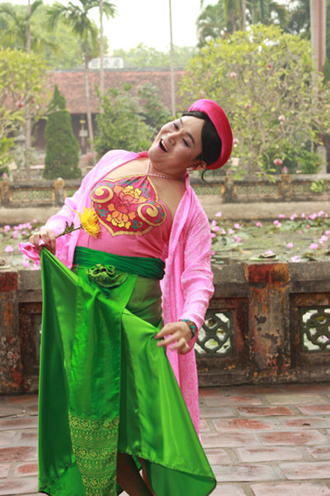 Xuân Hinh giả gái trong ca nhạc mừng Tết Giáp Ngọ