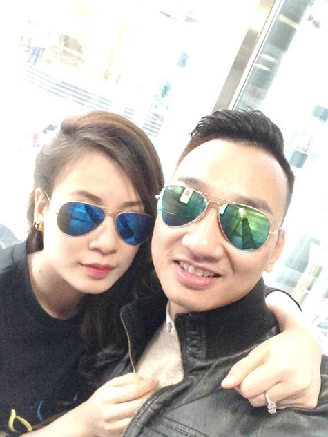 Cặp đôi đeo kính khá giống nhau