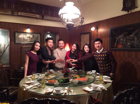 Thành Trung và người yêu trong một buổi gặp gỡ bạn bè