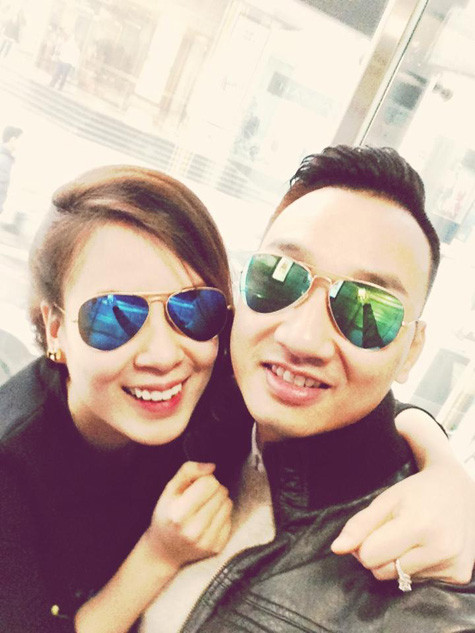 Cặp đôi tình cảm tạo dáng chụp ảnh