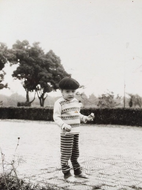 Dù còn rất nhỏ, nhưng Cao Thái Sơn đã biết tạo dáng trước ống kính