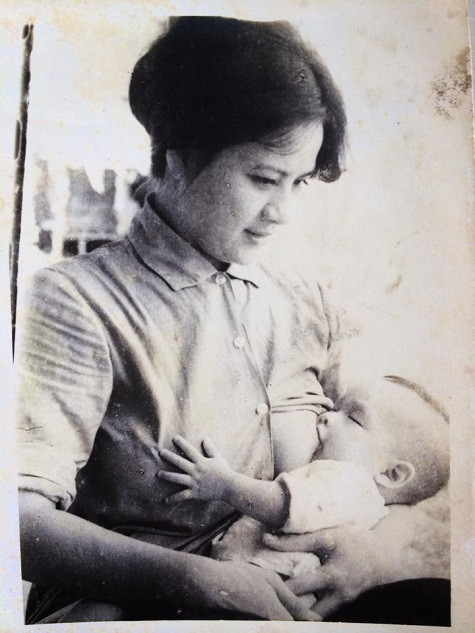 Cao Thái Sơn nằm trong vòng tay yêu thương của mẹ