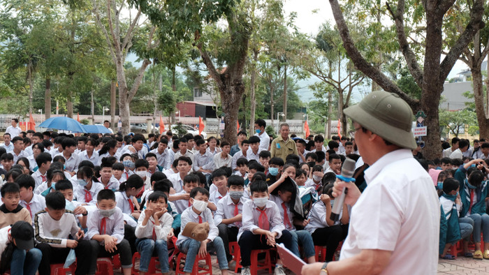 Sự ân cần, gần gũi của Giáo sư Nguyễn Lân Dũng đã tạo ấn tượng đặc biệt với học sinh vùng cao Bắc Giang. Ảnh: LC Sự ân cần, gần gũi của Giáo sư Nguyễn Lân Dũng đã tạo ấn tượng đặc biệt với học sinh vùng cao Bắc Giang. Ảnh: LC