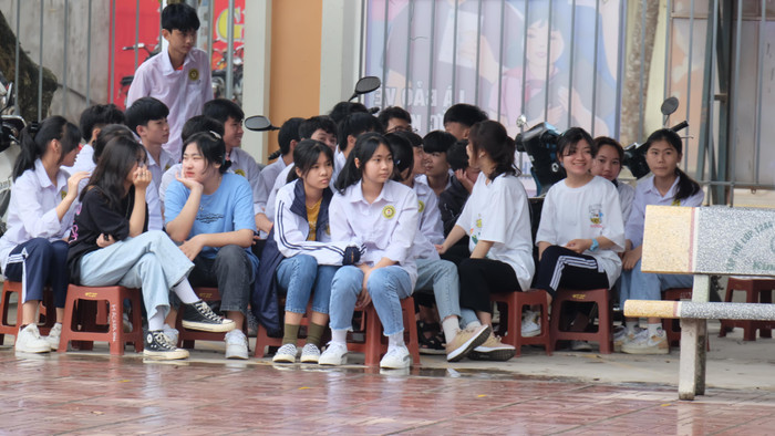 Khắc phục khó khăn, thời tiết, các em vẫn không bỏ vị trí mà tìm cho mình những chỗ trong sân trường, vừa trú mưa vừa nghe chia sẻ. Khắc phục khó khăn, thời tiết, các em vẫn không bỏ vị trí mà tìm cho mình những chỗ trong sân trường, vừa trú mưa vừa nghe chia sẻ.