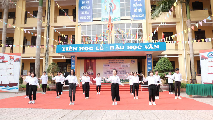Tiết mục văn nghệ đầu giờ của học sinh trường Trung học phổ thông Sơn Động số 3. Ảnh: LC Tiết mục văn nghệ đầu giờ của học sinh trường Trung học phổ thông Sơn Động số 3. Ảnh: LC