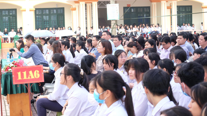 Hơn 1.500 em học sinh trường Hiệp Hòa số 1 đã chú ý lắng nghe Giáo sư Nguyễn Lân Dũng trình bày trong buổi hội thảo. Hơn 1.500 em học sinh trường Hiệp Hòa số 1 đã chú ý lắng nghe Giáo sư Nguyễn Lân Dũng trình bày trong buổi hội thảo.