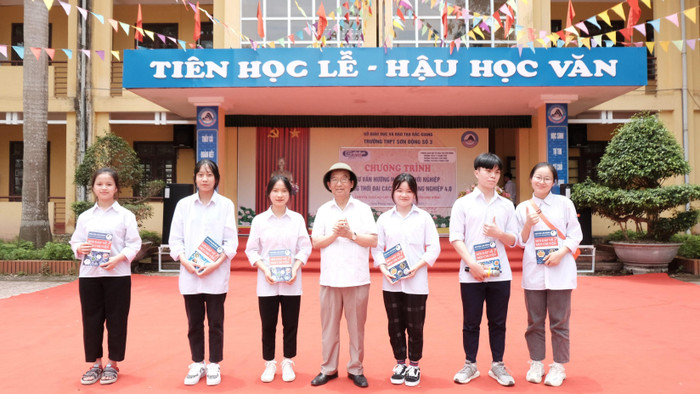 Giáo sư Nguyễn Lân Dũng tặng quà cho các em học sinh trường Sơn Động. Giáo sư Nguyễn Lân Dũng tặng quà cho các em học sinh trường Sơn Động.