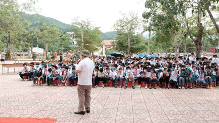 Giáo sư Nguyễn Lân Dũng chia sẻ với học sinh tại cụm trường Tây Yên Tử. Ảnh: LC Giáo sư Nguyễn Lân Dũng chia sẻ với học sinh tại cụm trường Tây Yên Tử. Ảnh: LC