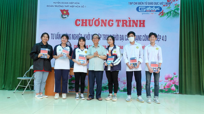 Những món quà ý nghĩa của Giáo sư Nguyễn Lân Dũng dành cho các em học sinh trong phần giao lưu. Những món quà ý nghĩa của Giáo sư Nguyễn Lân Dũng dành cho các em học sinh trong phần giao lưu.