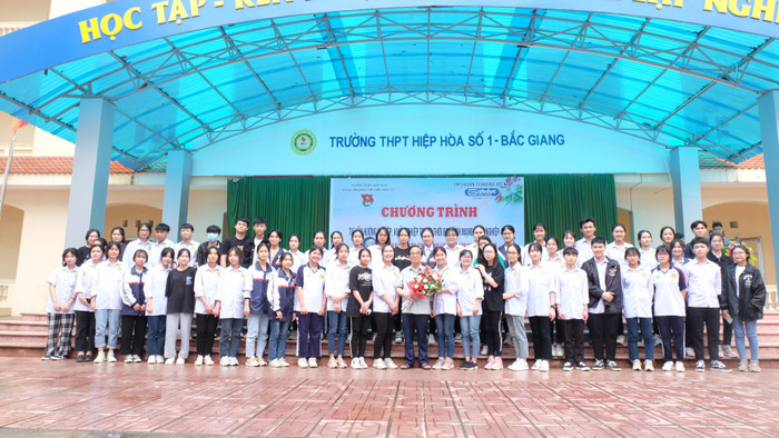 Các bạn lớp trưởng, bí thư đoàn trường Hiệp Hòa số 1 chụp ảnh lưu niệm cùng Giáo sư Nguyễn Lân Dũng. Các bạn lớp trưởng, bí thư đoàn trường Hiệp Hòa số 1 chụp ảnh lưu niệm cùng Giáo sư Nguyễn Lân Dũng.
