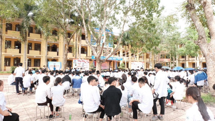 Hơn 1.000 em học sinh các cấp đã được Giáo sư truyền tải những thông điệp đầy ý nghĩa. Hơn 1.000 em học sinh các cấp đã được Giáo sư truyền tải những thông điệp đầy ý nghĩa.