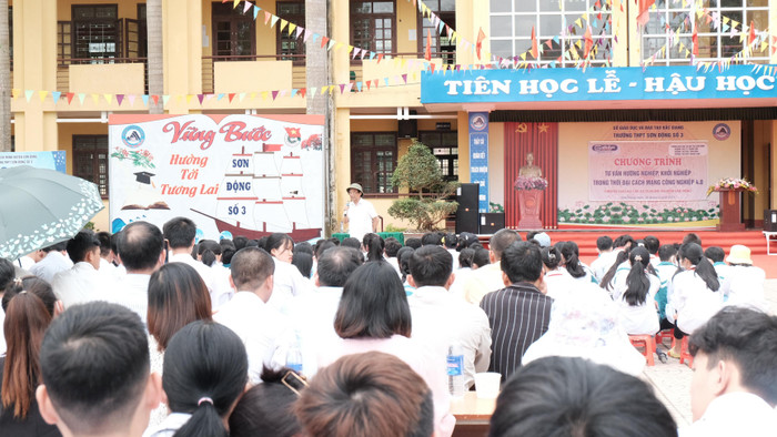 Những kiến thức bổ ích mà Giáo sư Nguyễn Lân Dũng mang lại cho học sinh cụm trường Tây Yên Tử vô cùng bổ ích. Những kiến thức bổ ích mà Giáo sư Nguyễn Lân Dũng mang lại cho học sinh cụm trường Tây Yên Tử vô cùng bổ ích.