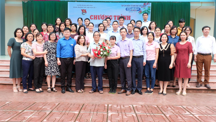 Tập thể giáo viên trường Trung học phổ thông Hiệp Hòa số 1 chụp ảnh lưu niêm cùng Giáo sư Nguyễn Lân Dũng. Tập thể giáo viên trường Trung học phổ thông Hiệp Hòa số 1 chụp ảnh lưu niêm cùng Giáo sư Nguyễn Lân Dũng.