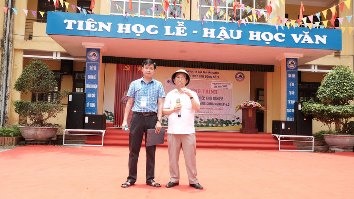 Thầy giáo Nguyễn Đình Linh phát biểu cảm ơn Giáo sư Nguyễn Lân Dũng và Tạp chí điện tử Giáo dục Việt Nam. Thầy giáo Nguyễn Đình Linh phát biểu cảm ơn Giáo sư Nguyễn Lân Dũng và Tạp chí điện tử Giáo dục Việt Nam.