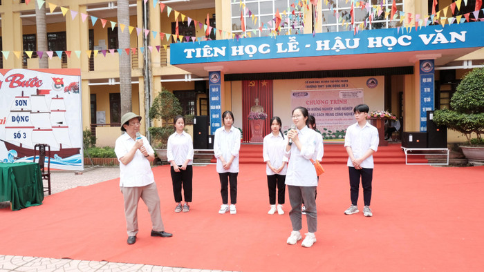 Sau những ngại ngùng, các em học sinh mạnh dạn giao lưu với Giáo sư Nguyễn Lân Dũng. Sau những ngại ngùng, các em học sinh mạnh dạn giao lưu với Giáo sư Nguyễn Lân Dũng.