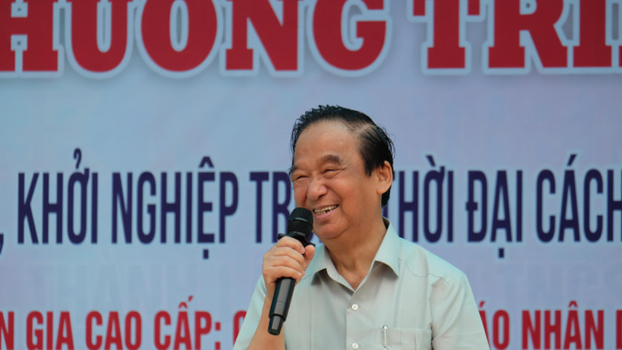 Giáo sư Nguyễn Lân Dũng trong buổi hội thảo ở trường Trung học phổ thông Hiệp Hòa số 1 Giáo sư Nguyễn Lân Dũng trong buổi hội thảo ở trường Trung học phổ thông Hiệp Hòa số 1