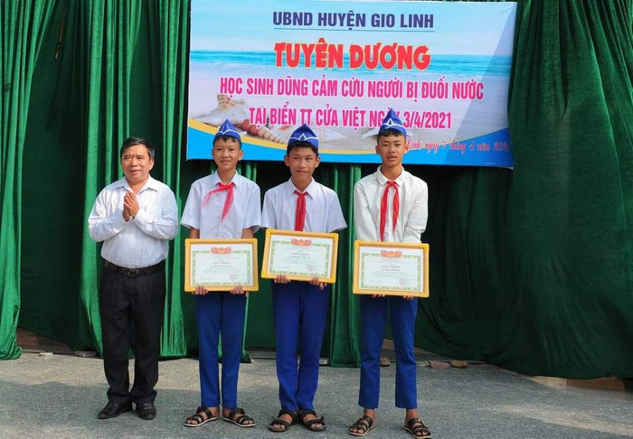 Các em học sinh Trần Viết Tôn, Nguyễn Vĩnh An, Bùi Trường Giang được khen thưởng sáng ngày 7/4. Ảnh:Đoàn huyện Gio Linh Các em học sinh Trần Viết Tôn, Nguyễn Vĩnh An, Bùi Trường Giang được khen thưởng sáng ngày 7/4. Ảnh:Đoàn huyện Gio Linh
