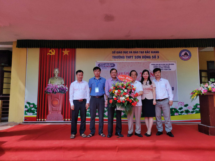 Lãnh đạo Sở Giáo dục và Đào tạo Bắc Giang tặng hoa lưu niệm cho Giáo sư Nguyễn Lân Dũng. Ảnh: LC Lãnh đạo Sở Giáo dục và Đào tạo Bắc Giang tặng hoa lưu niệm cho Giáo sư Nguyễn Lân Dũng. Ảnh: LC