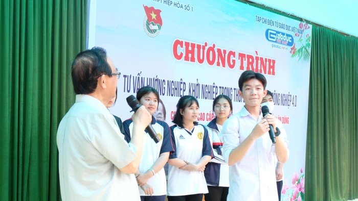 Các em học sinh trường Trung học phổ thông Hiệp Hòa số 1 hào hứng giao lưu với Giáo sư Nguyễn Lân Dũng Các em học sinh trường Trung học phổ thông Hiệp Hòa số 1 hào hứng giao lưu với Giáo sư Nguyễn Lân Dũng