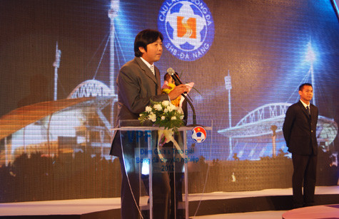 HLV Lê Huỳnh Đức nhận giải HLV xuất sắc nhất. HLV Lê Huỳnh Đức nhận giải HLV xuất sắc nhất.